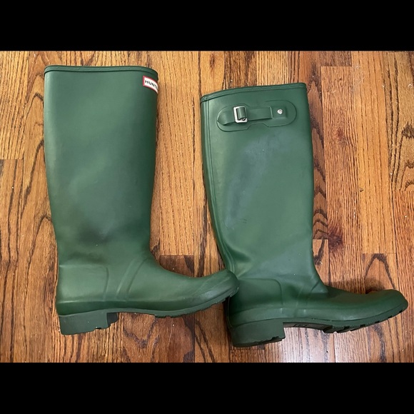 Hunter Original Tall Matte Green Boot - Picture 3 of 9